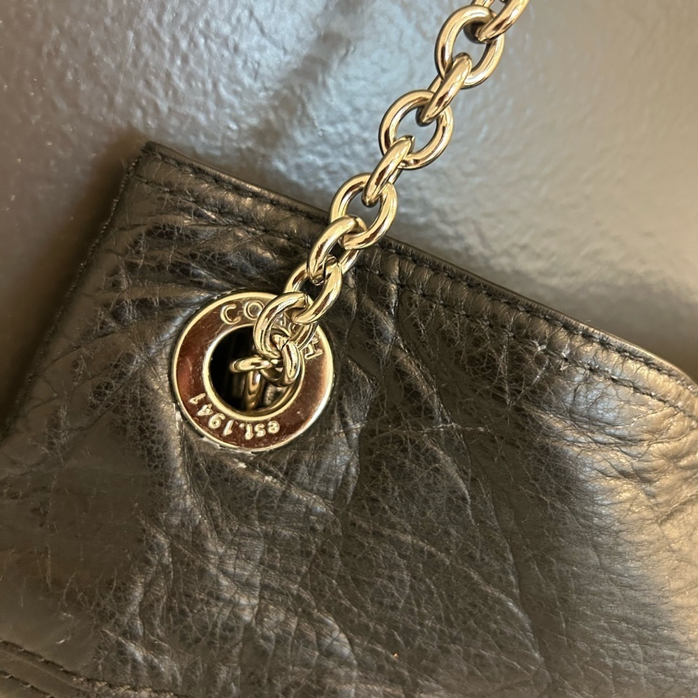 Coach cracked shiny leather Shoulder tote very good condition with Chain strap - Picture 11 of 16